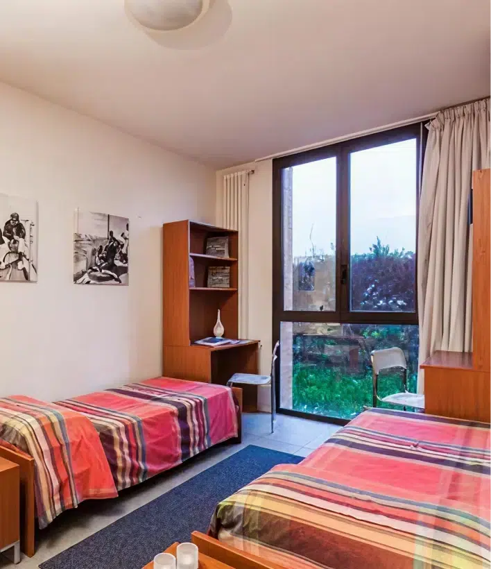 Camera da letto con vetro a vista su giardino