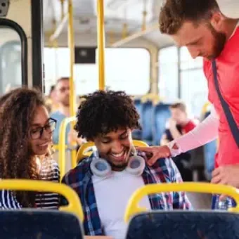 Ragazzi che sorridono in autobus