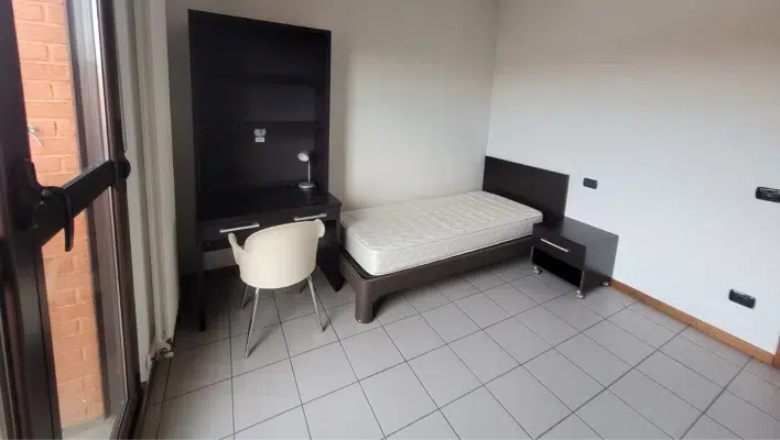 Camera da letto con porta su terrazzo